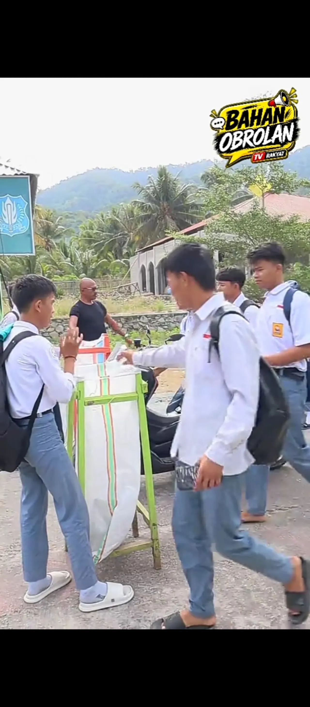 Teladan Generasi Muda: Pelajar MAN 1 Pohuwato Disiplin Jaga Kebersihan Lingkungan Sekolah — News